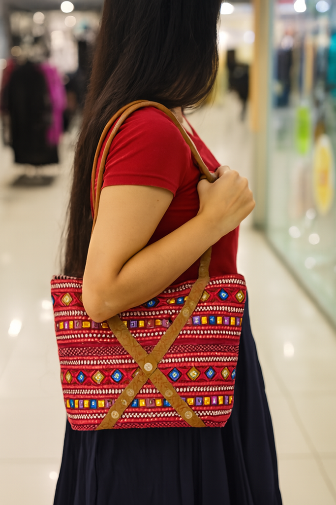 Brown leather X-strap with five metallic rivets for a rustic touch Handbag For Womens //பழுப்பு லெதர் X-வடிவ ஸ்ட்ராப் மற்றும் ஐந்து மெட்டல் ரிவெட்டுகள் கொண்ட rustic touch ஹேண்ட்பேக் – பெண்களுக்காக